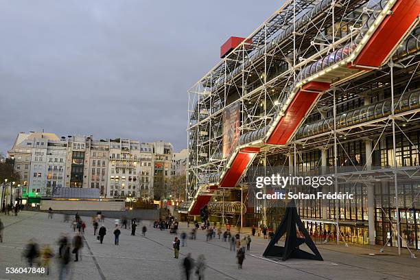 the georges pompidou center in paris - centro georges pompidou imagens e fotografias de stock