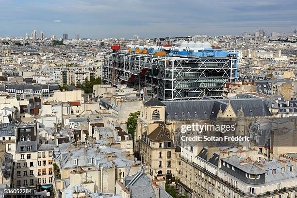 view on paris from the tour saint-jacques - centre pompidou stockfoto's en -beelden