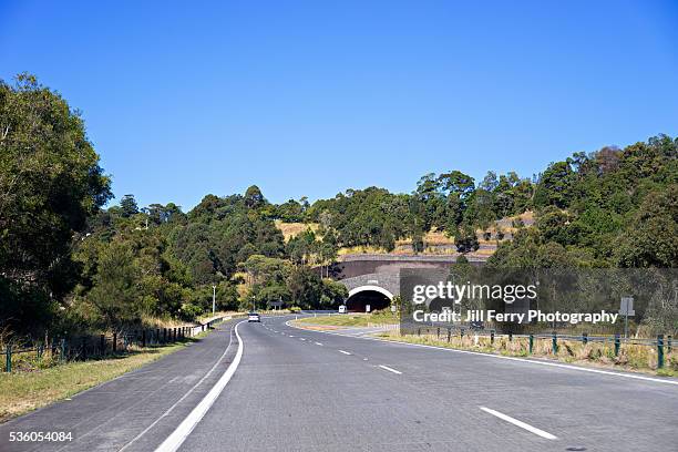 australian highway - túnel de carretera fotografías e imágenes de stock