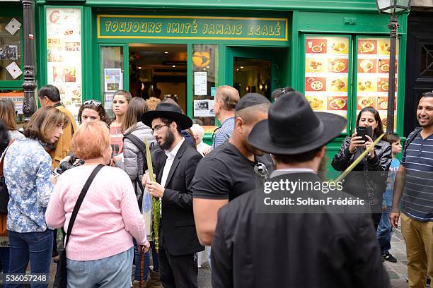 the marais district in paris - the marais stock pictures, royalty-free photos & images