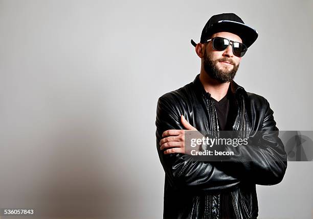 cool barbudo - chaqueta de cuero fotografías e imágenes de stock