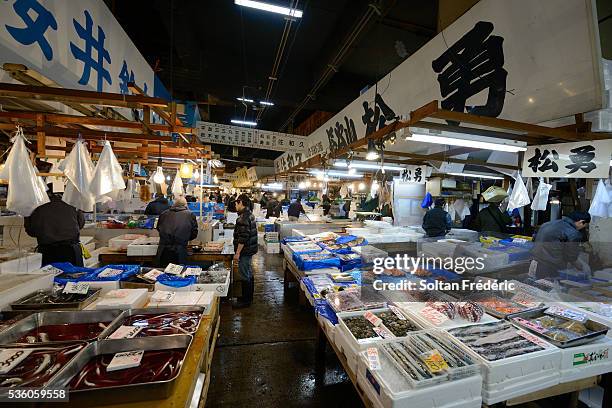 tsukiji fish market in tokyo - vismarkt stockfoto's en -beelden