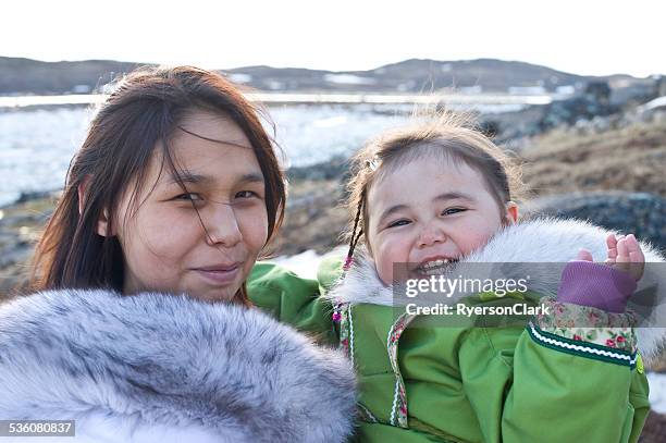 inuit madre e figlia sull'isola di baffin, nunavut, canada. - nunavut foto e immagini stock