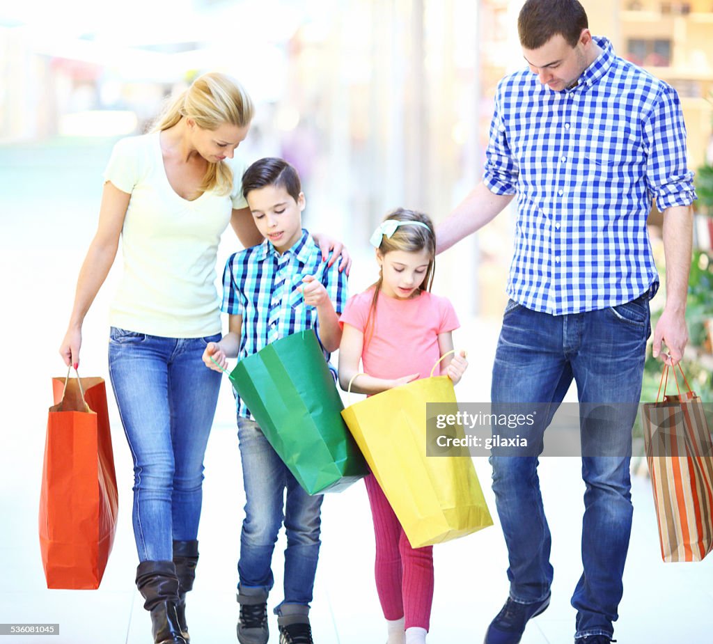 Família Jovem em comprar em conjunto.