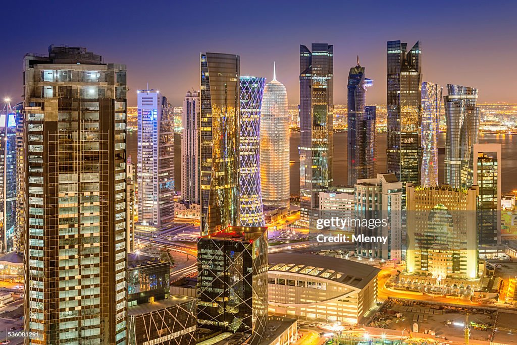 Skyline von Doha, Katar Stadt von oben bei Nacht