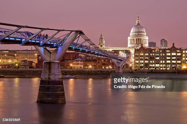 the millennium bridge, london. - londres inglaterra photos et images de collection