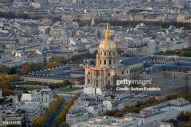 aerial view of paris - stadtviertel quartier des invalides stock-fotos und bilder