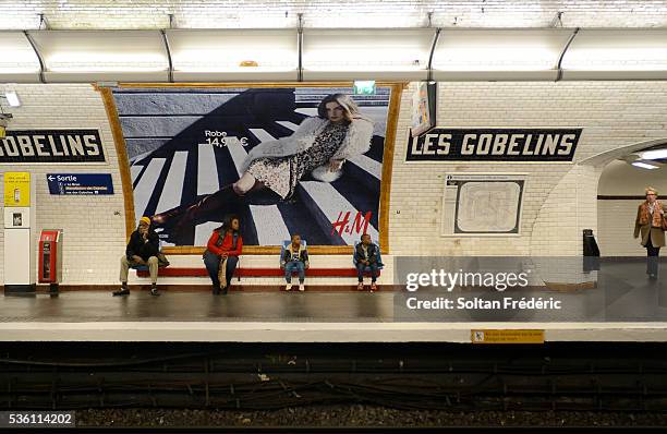 les gobelins paris métro station - panneau commercial photos et images de collection