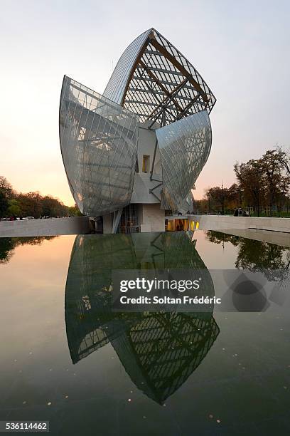 louis vuitton foundation in paris - fondation louis vuitton stock pictures, royalty-free photos & images