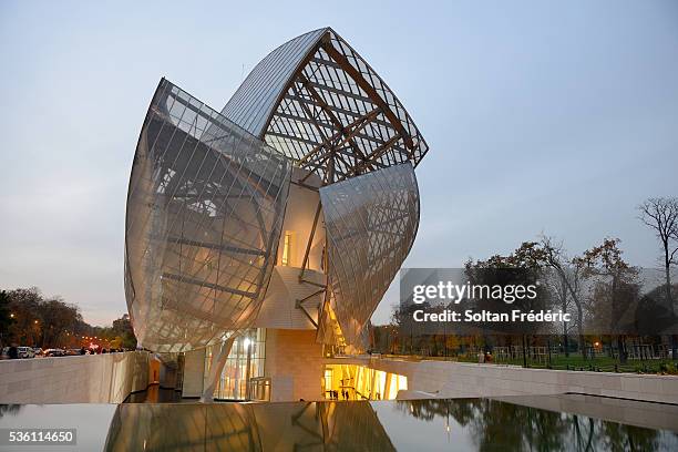 louis vuitton foundation in paris - louis vuitton foundation stock pictures, royalty-free photos & images