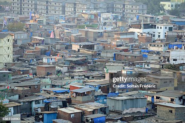 slum in mumbai - mumbai slums stock pictures, royalty-free photos & images