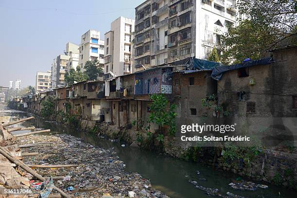 slum and buildings in mumbai - old houses in mumbai stockfoto's en -beelden