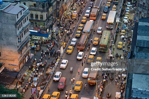 the capital city of kolkata - crowded traffic in city stock-fotos und bilder