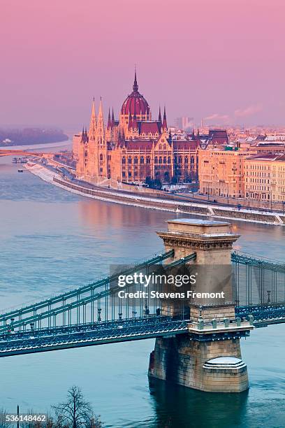 hungarian parliament building, the chain bridge and the river danube during sunset - kettingbrug hangbrug stockfoto's en -beelden