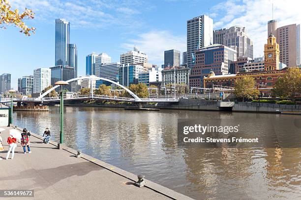 southgate bridge and yarra river, melbourne - yarra river stockfoto's en -beelden