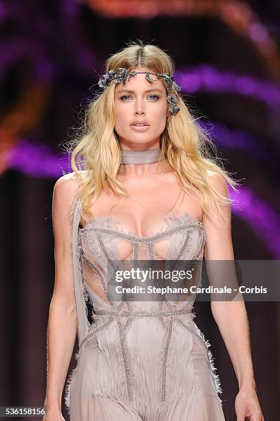 Doutzen Kroes walks the runway during the Atelier Versace show as part of Paris Fashion Week Haute Couture Fall/Winter 2015/2016 on July 5, 2015 in...