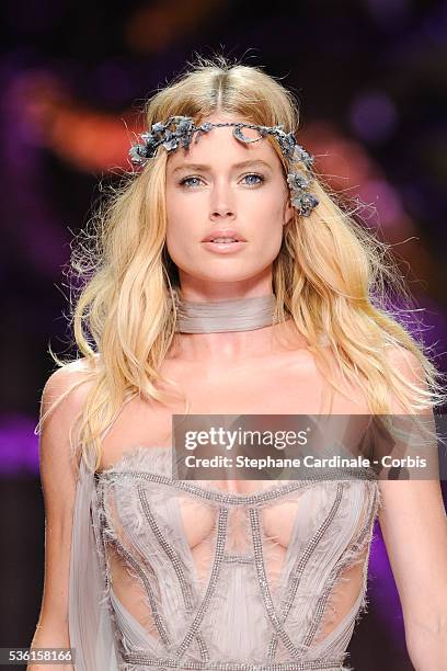 Doutzen Kroes walks the runway during the Atelier Versace show as part of Paris Fashion Week Haute Couture Fall/Winter 2015/2016 on July 5, 2015 in...