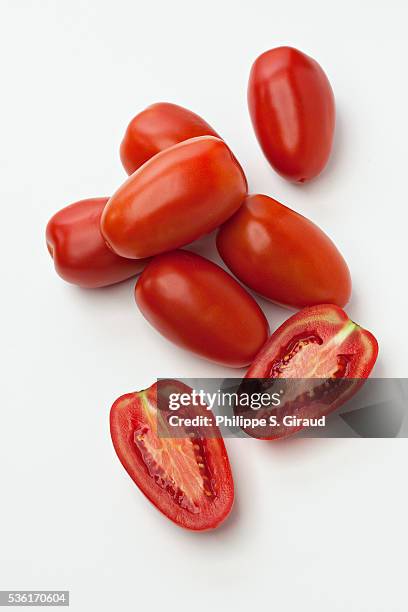 red roma tomatoes - tomaat stockfoto's en -beelden