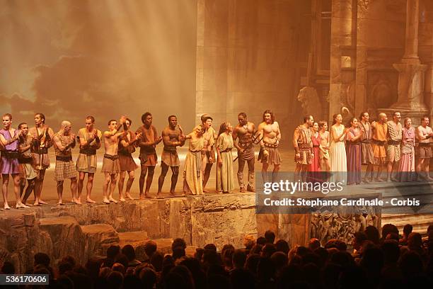 Full cast of the show "Gladiateur" directed by Elie Chouraqui, on stage at the Palais des Sports.