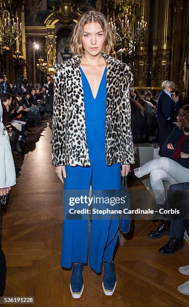 Arizona Muse attends the Stella McCartney show as part of the Paris Fashion Week Womenswear Fall/Winter 2016/2017 on March 7, 2016 in Paris, France.