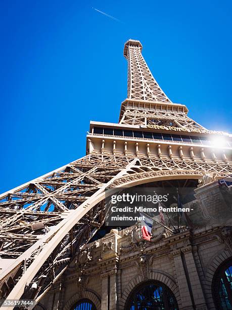 replica of the eiffel tower in las vegas - eiffel tower stock-fotos und bilder