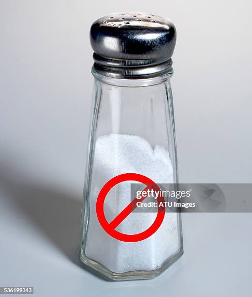 salt shaker ban sign - salt shaker stockfoto's en -beelden