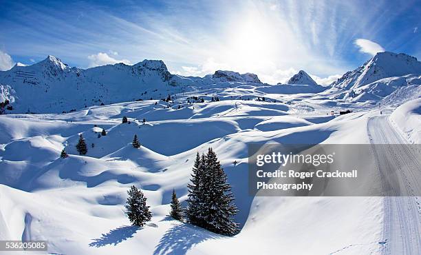 the piste la plagne french alps - französische alpen stock-fotos und bilder