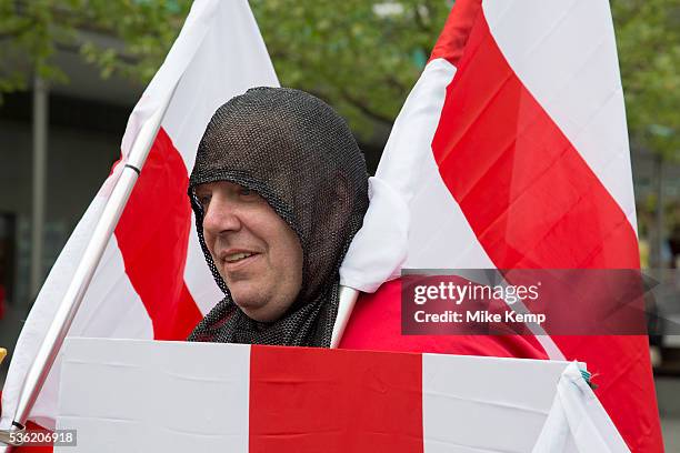 London, UK. Wednesday 23rd April 2014. Men dressed up as Saint George on St George's Day. With chainmail, St Georges Cross shields and flags, this...