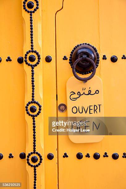 open sign on yellow door in tunis medina - arabic script fotografías e imágenes de stock