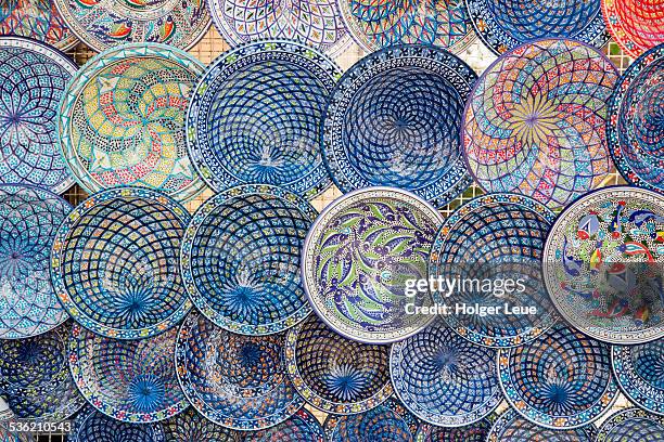 hand-painted plates for sale at souvenir stand - tunisian foto e immagini stock