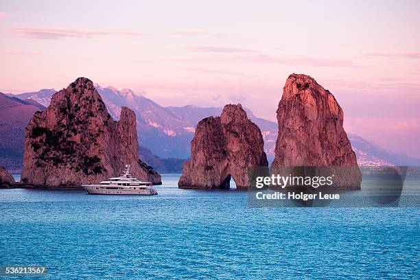 luxury yacht near faraglioni rocks at sunset - faraglioni bildbanksfoton och bilder
