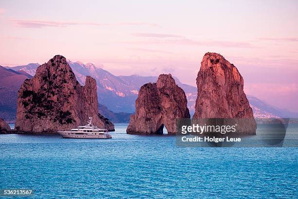 luxury yacht near faraglioni rocks at sunset - isola di capri 個照片及圖片檔