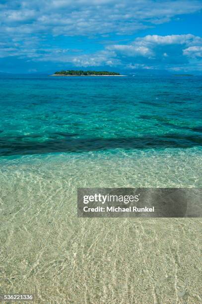 clear waters on beachcomber island with a little islet in the background, mamanucas islands, fiji, south pacific, pacific - beachcomber island stock pictures, royalty-free photos & images