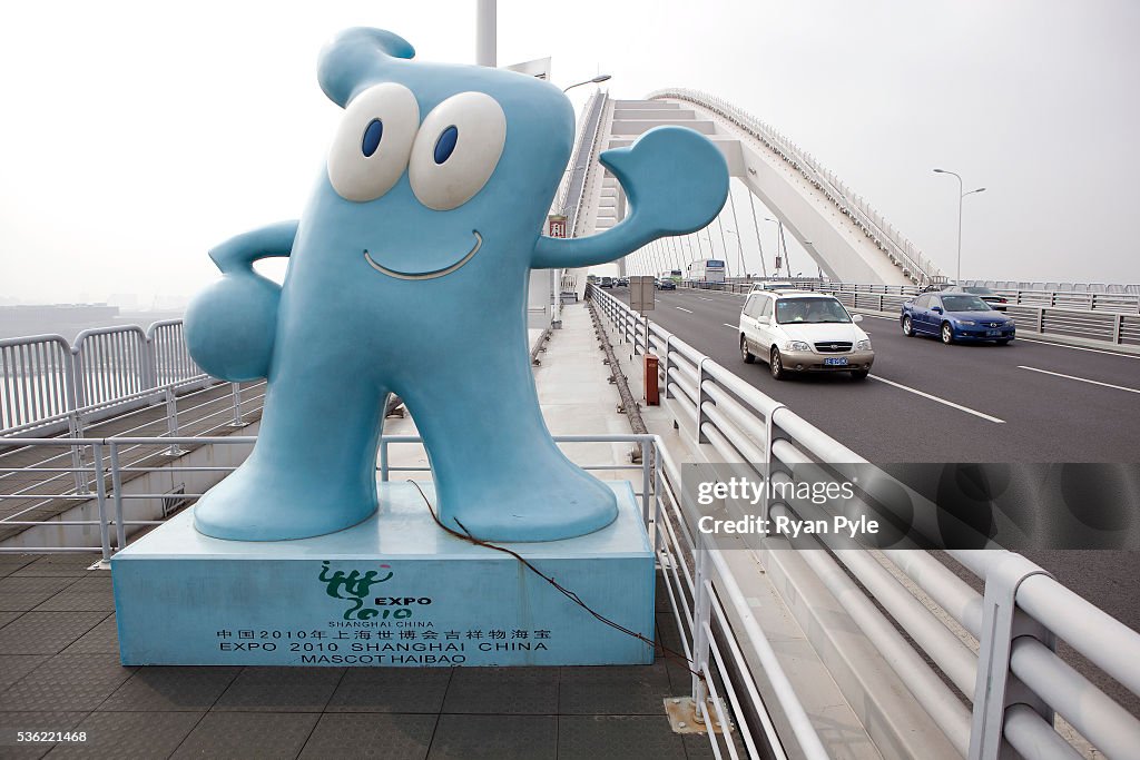 China - Shanghai Expo 2010 - Expo Mascot on Bridge