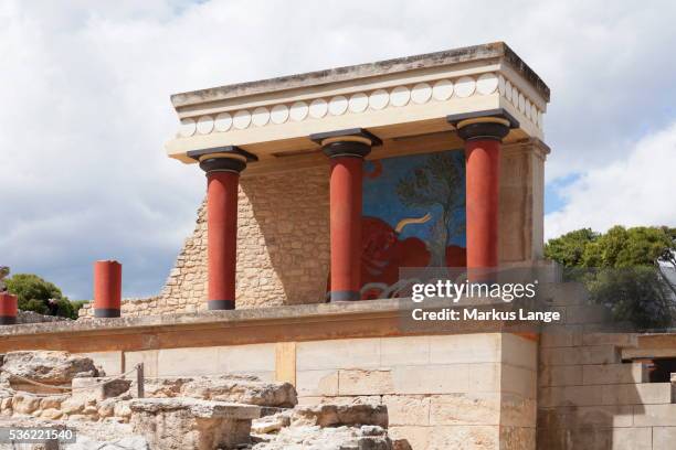 minoan palace, palace of knossos, north entrance, iraklion (heraklion) (iraklio), crete, greek islands, greece, europe - herakleion stockfoto's en -beelden