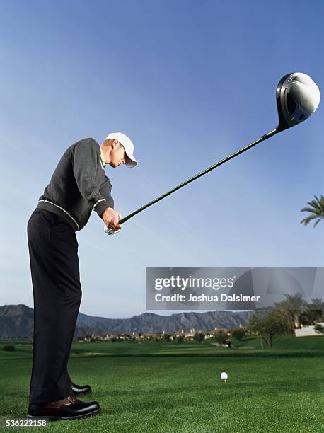 golfer teeing off - joshua dalsimer stock pictures, royalty-free photos & images