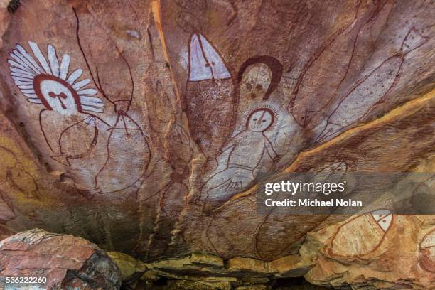 aboriginal wandjina cave artwork in sandstone caves at raft point, kimberley, western australia, australia, pacific - stammeskunst stock-fotos und bilder