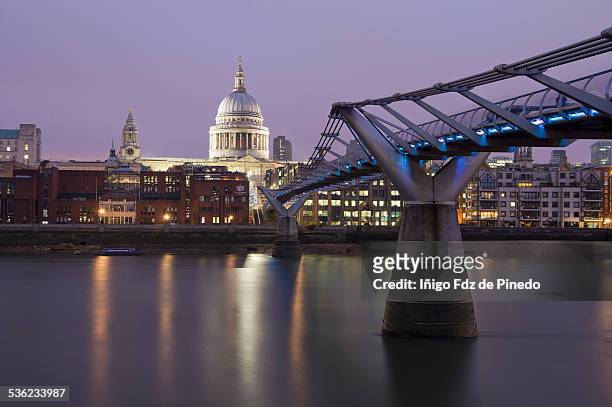 the millennium bridge. - londres inglaterra stock pictures, royalty-free photos & images