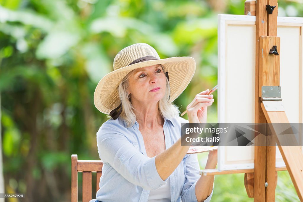 Senior donna dipinto di un'immagine alla tela