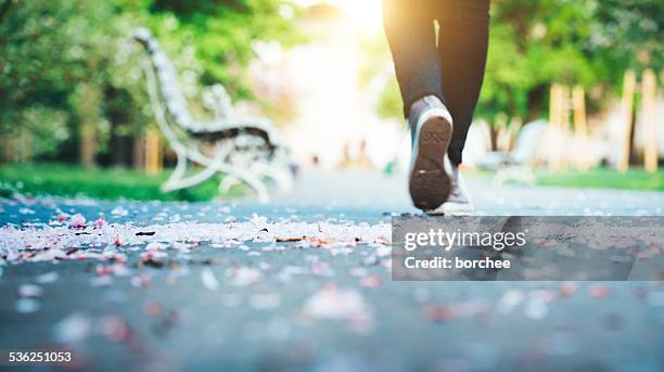 frühling-fuß - grüne schuhe stock-fotos und bilder