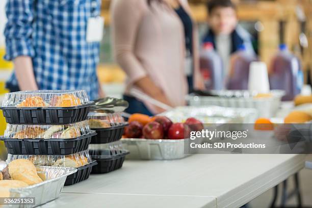 gespendete lebensmittel zubereitet werden, serviert in volksküche - soup kitchen stock-fotos und bilder