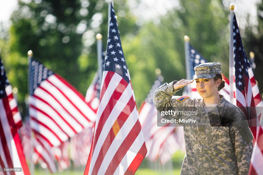Amerikanische weibliche Soldaten Salutieren vor Amerikanische Flaggen