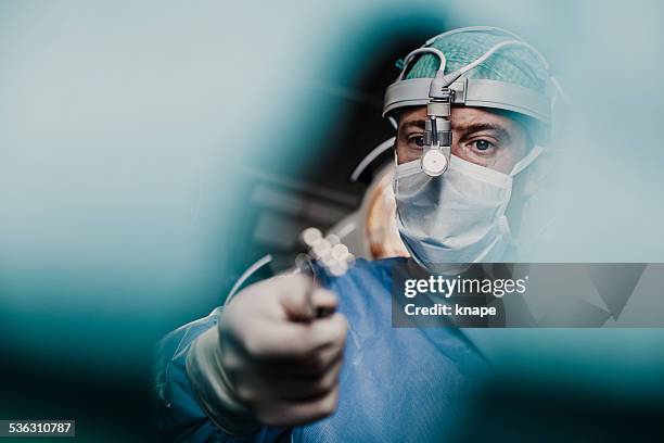 médico haciendo la cirugía de un hospital - cirugía plástica hombres fotografías e imágenes de stock