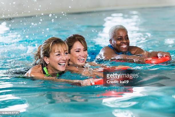 multirracial de meia-idade mulher a nadar na piscina - adult swim imagens e fotografias de stock