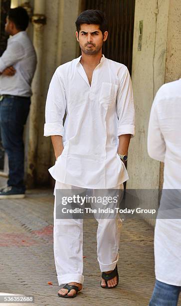 Omkar Kapoor during the funeral of Trade Analyst Vikas Mohan in Mumbai.