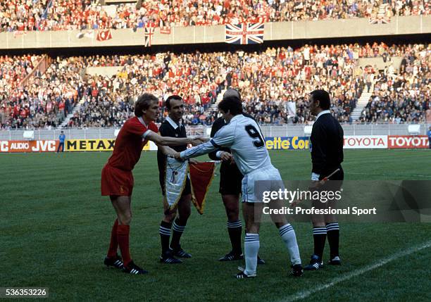 Liverpool captain Phil Thompson exchanges pennants with the Real Madrid captain Carlos Santillana during the pre-match formalities prior to the UEFA...