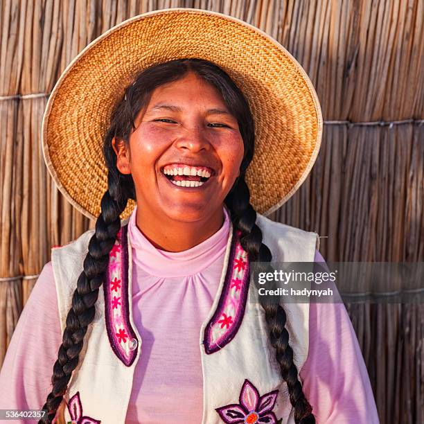 portrait of happy peruvian woman, uros floating island, lake tititcaca - uroseilanden stockfoto's en -beelden