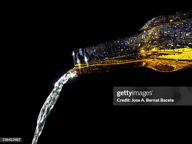 bottle with a jet of fresh beer - queda de água imagens e fotografias de stock