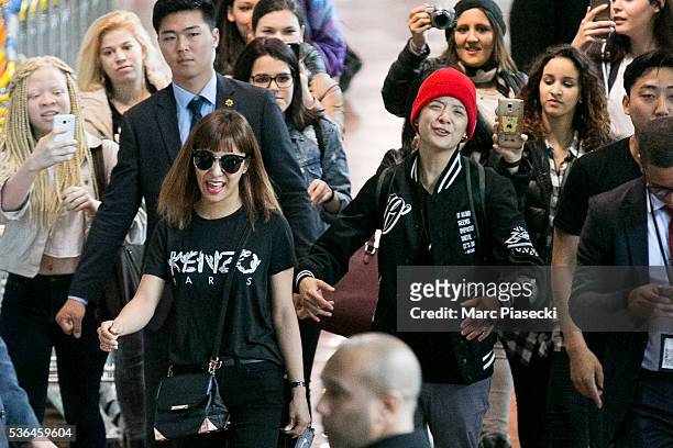 Kpop singers Amber Josephine Liu a.k.a. Amber and Park Seon Yeong a.k.a. Luna of 'f' arrives at Charles-de-Gaulle airport on June 1, 2016 in Paris,...