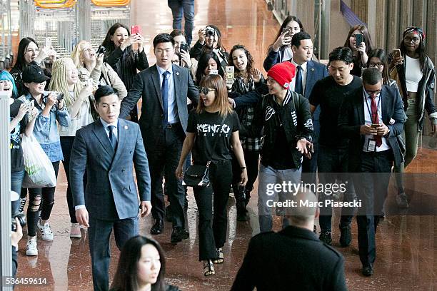 Kpop singers Amber Josephine Liu a.k.a. Amber and Park Seon Yeong a.k.a. Luna of 'f' arrive at Charles-de-Gaulle airport on June 1, 2016 in Paris,...